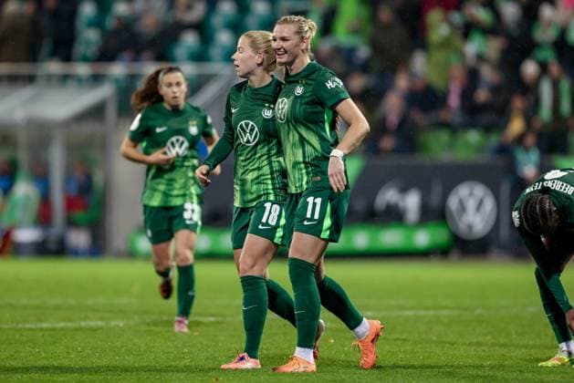 v.li.: Justine Kielland (VfL Wolfsburg, 18) und Alexandra Popp (VfL Wolfsburg, 11) th 1:0, DIE DFB-RICHTLINIEN UNTERSAGEN JEGLICHE NUTZUNG VON FOTOS ALS SEQUENZBILDER UND ODER VIDEOÄHNLICHE FOTOSTRECKEN. DFB REGULATIONS PROHIBIT ANY USE OF PHOTOGRAPHS AS IMAGE SEQUENCES AND OR QUASI-VIDEO., 15.11.2025, Wolfsburg (Deutschland), Fussball, DFB-Pokal Frauen, VfL Wolfsburg - SC Freiburg