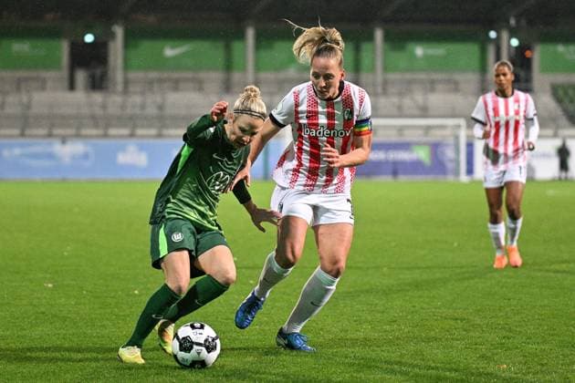 Fußball I Frauen I Saison 2025-2026 I DFB-Pokal I VfL Wolfsburg - SC Freiburg I 15.11.2025 Zweikampf Svenja Huth (10, VfL Wolfsburg) gegen Lisa Karl (2, SC Freiburg) Wolfsburg AOK Stadion Niedersachsen Deutschland Copyright: xLobeca InesxHähnelx