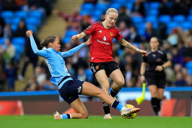 Manchester City Women v Manchester United, ManU Women Women s Super League 15 11 2025. Anna Sandberg (2) of Manchester United is challenged by Iman Beney (24) of Manchester City during the Women s Super League match between Manchester City Women and Manchester United Women at the Etihad Stadium, Manchester, England on 15 November 2025. Manchester Etihad Stadium Manchester England Editorial use only DataCo restrictions apply See www.football-dataco.com , Copyright: xConorxMolloyx PSI-23220-0074