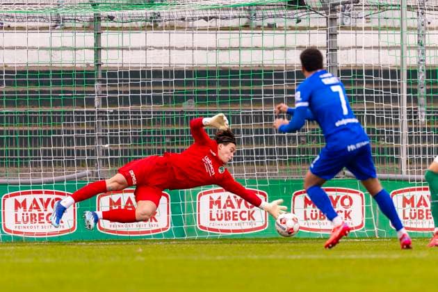 Torhueter Phillip Diestel (Nr. 21, VfB Lübeck) kann einen Schuss von Oliver Issa Schmitt (Nr. 7, SV Meppen) nicht parieren. VfB Luebeck vs. SV Meppen, Fussball, Regionalliga Nord, 15.11.25 Luebeck Schleswig-Holstein Germany Copyright: xAgentur54Gradx xFelixxKoenigx