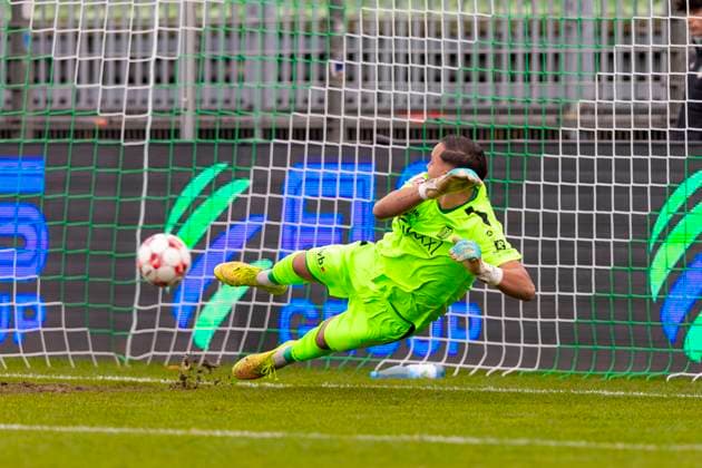 Torhueter Noah Cole Oberbeck (Nr. 1, SV Meppen) kann einen Elfmeter nicht parieren. VfB Luebeck vs. SV Meppen, Fussball, Regionalliga Nord, 15.11.25 Luebeck Schleswig-Holstein Germany Copyright: xAgentur54Gradx xFelixxKoenigx