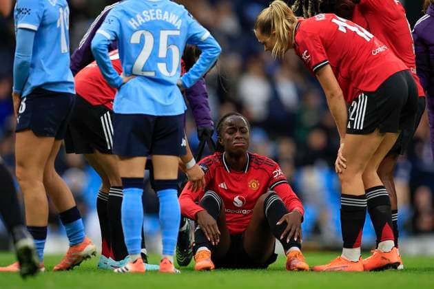 Manchester City Women v Manchester United, ManU Women Women s Super League 15 11 2025. Simi Awujo (13) of Manchester United goes down injured with a bump on the head during the Women s Super League match between Manchester City Women and Manchester United Women at the Etihad Stadium, Manchester, England on 15 November 2025. Manchester Etihad Stadium Manchester England Editorial use only DataCo restrictions apply See www.football-dataco.com , Copyright: xConorxMolloyx PSI-23220-0077