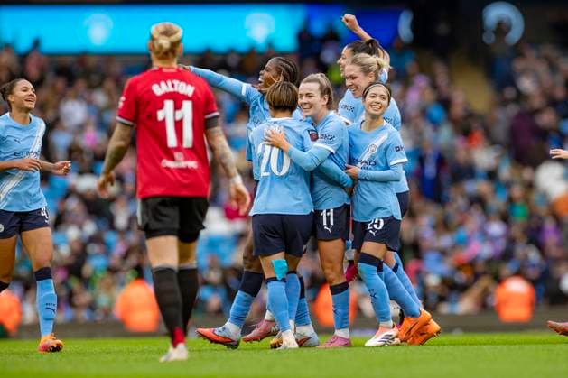 Manchester City v Manchester United, ManU - Barclays Women s Super League Lauren Hemp 11 of Manchester City W.F.C. celebrates her goal during the Barclays FA Women s Super League match between Manchester City and Manchester United at the Etihad Stadium in Manchester, on November 15, 2025. Manchester Manchester United Kingdom  Copyright: xMIxNewsx originalFilename:fletcher-manchest251115_np351.jpg