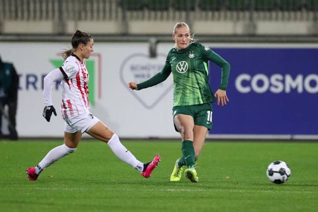 VfL vs Freiburg, DFB-Pokal Frauen Wolfsburg, 15.11.2025, FUßBALL - VfL Wolfsburg vs. SC Freiburg, DFB-Pokal Frauen, Achtelfinale, Saison 2024 25. Selina Vobian (SC Freiburg), Camilla Küver (VfL Wolfsburg) Wolfsburg