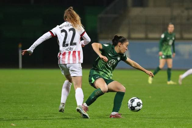 VfL vs Freiburg, DFB-Pokal Frauen Wolfsburg, 15.11.2025, FUßBALL - VfL Wolfsburg vs. SC Freiburg, DFB-Pokal Frauen, Achtelfinale, Saison 2024 25. Lisa Kolb (SC Freiburg), Judit Pujols (VfL Wolfsburg) Wolfsburg