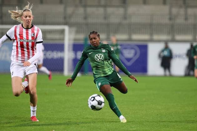 VfL vs Freiburg, DFB-Pokal Frauen Wolfsburg, 15.11.2025, FUßBALL - VfL Wolfsburg vs. SC Freiburg, DFB-Pokal Frauen, Achtelfinale, Saison 2024 25. Mia-Lena Maas (SC Freiburg), Lineth Beerensteyn (VfL Wolfsburg) Wolfsburg