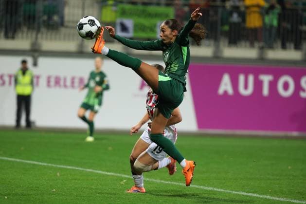 VfL vs Freiburg, DFB-Pokal Frauen Wolfsburg, 15.11.2025, FUßBALL - VfL Wolfsburg vs. SC Freiburg, DFB-Pokal Frauen, Achtelfinale, Saison 2024 25. Kessya Bussy (VfL Wolfsburg) Wolfsburg