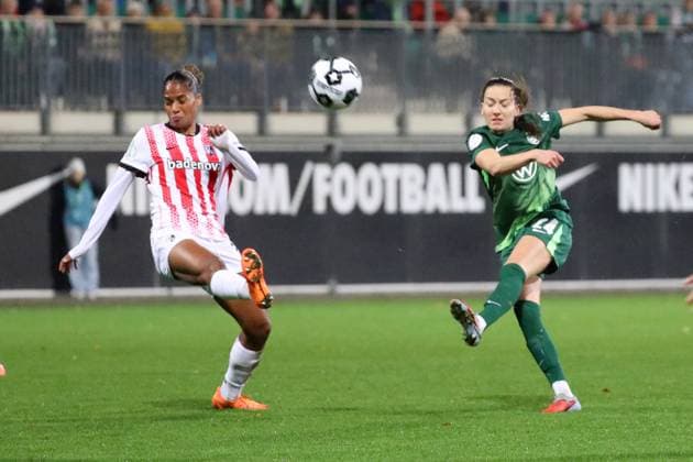VfL vs Freiburg, DFB-Pokal Frauen Wolfsburg, 15.11.2025, FUßBALL - VfL Wolfsburg vs. SC Freiburg, DFB-Pokal Frauen, Achtelfinale, Saison 2024 25. Aurelie Csillag (SC Freiburg), Joelle Wedemeyer (VfL Wolfsburg) Wolfsburg