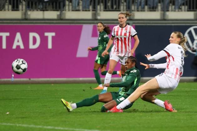 VfL vs Freiburg, DFB-Pokal Frauen Wolfsburg, 15.11.2025, FUßBALL - VfL Wolfsburg vs. SC Freiburg, DFB-Pokal Frauen, Achtelfinale, Saison 2024 25. Lineth Beerensteyn (VfL Wolfsburg) schießt Tor zum 1:0, Mia-Lena Maas (SC Freiburg) Wolfsburg