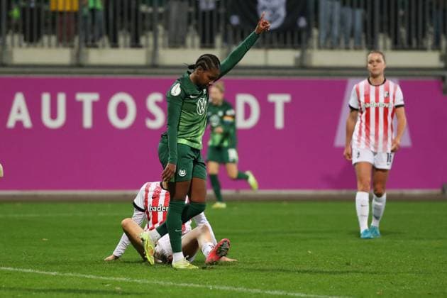 VfL vs Freiburg, DFB-Pokal Frauen Wolfsburg, 15.11.2025, FUßBALL - VfL Wolfsburg vs. SC Freiburg, DFB-Pokal Frauen, Achtelfinale, Saison 2024 25. Lineth Beerensteyn (VfL Wolfsburg) jubelt nach ihrem Tor zum 1:0 Wolfsburg