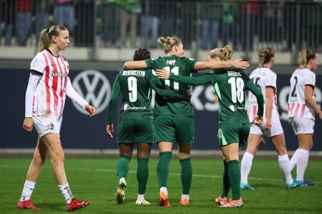 VfL vs Freiburg, DFB-Pokal Frauen Wolfsburg, 15.11.2025, FUßBALL - VfL Wolfsburg vs. SC Freiburg, DFB-Pokal Frauen, Achtelfinale, Saison 2024 25. Lineth Beerensteyn (VfL Wolfsburg) jubelt mit der Mannschaft nach ihrem Tor zum 1:0 Wolfsburg