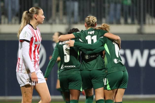 VfL vs Freiburg, DFB-Pokal Frauen Wolfsburg, 15.11.2025, FUßBALL - VfL Wolfsburg vs. SC Freiburg, DFB-Pokal Frauen, Achtelfinale, Saison 2024 25. Lineth Beerensteyn (VfL Wolfsburg) jubelt mit der Mannschaft nach ihrem Tor zum 1:0 Wolfsburg