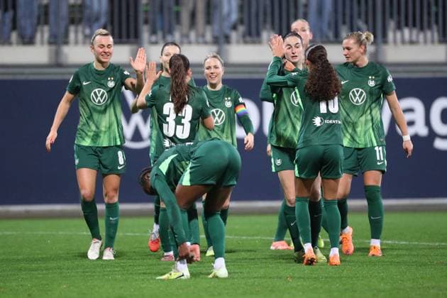 VfL vs Freiburg, DFB-Pokal Frauen Wolfsburg, 15.11.2025, FUßBALL - VfL Wolfsburg vs. SC Freiburg, DFB-Pokal Frauen, Achtelfinale, Saison 2024 25. Lineth Beerensteyn (VfL Wolfsburg) jubelt mit der Mannschaft nach ihrem Tor zum 1:0 Wolfsburg