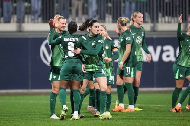 VfL vs Freiburg, DFB-Pokal Frauen Wolfsburg, 15.11.2025, FUßBALL - VfL Wolfsburg vs. SC Freiburg, DFB-Pokal Frauen, Achtelfinale, Saison 2024 25. Lineth Beerensteyn (VfL Wolfsburg) jubelt mit der Mannschaft nach ihrem Tor zum 1:0 Wolfsburg