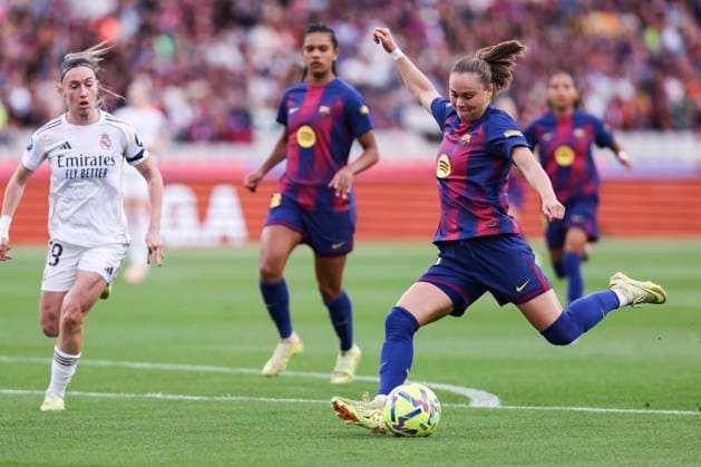 November 15, 2025, Barcelona, Barcelona, Spain: Ewa Barbara Pajor of FC Barcelona, Barca in action during the Spanish Women league, Liga F, football match played between FC Barcelona and Real Madrid CF at Estadi Olimpic Lluis Companys on November 15, 2025 in Barcelona, Spain. Barcelona Spain - ZUMAa181 20251115_zaa_a181_036 Copyright: xJavierxBorregox