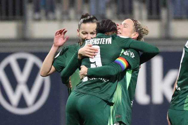 VfL vs Freiburg, DFB-Pokal Frauen Wolfsburg, 15.11.2025, FUßBALL - VfL Wolfsburg vs. SC Freiburg, DFB-Pokal Frauen, Achtelfinale, Saison 2024 25. Lineth Beerensteyn (VfL Wolfsburg) jubelt mit der Mannschaft nach ihrem Tor zum 1:0 Wolfsburg