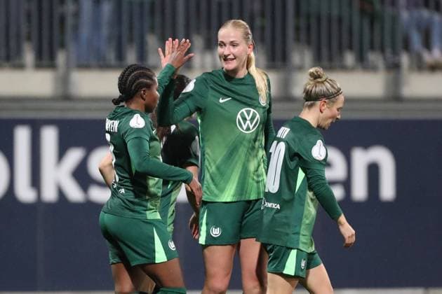VfL vs Freiburg, DFB-Pokal Frauen Wolfsburg, 15.11.2025, FUßBALL - VfL Wolfsburg vs. SC Freiburg, DFB-Pokal Frauen, Achtelfinale, Saison 2024 25. Lineth Beerensteyn (VfL Wolfsburg) jubelt mit der Mannschaft nach ihrem Tor zum 1:0 Wolfsburg