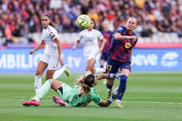 November 15, 2025, Barcelona, Barcelona, Spain: Ewa Barbara Pajor of FC Barcelona, Barca and Maria Isabel Rodriguez Rivero of Real Madrid CF in action during the Spanish Women league, Liga F, football match played between FC Barcelona and Real Madrid CF at Estadi Olimpic Lluis Companys on November 15, 2025 in Barcelona, Spain. Barcelona Spain - ZUMAa181 20251115_zaa_a181_041 Copyright: xJavierxBorregox