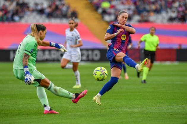 FC Barcelona, Barca v REAL MADRID. LLUIS COMPANYS OLYMPIC STADIUM,BARCELONA. November 15,2025 FC BARCELONA vs REAL MADRID. November 15,2025 Pajor (17) of FC Barcelona and Misa (1) goalkeeper of Real Madrid during the match between FC Barcelona and Real Madrid corresponding to the eleventh day of the La Liga F Moeve at Lluis Companys Olympic Stadium of Montjuic in Barcelona, Spain, on November 15, 2025. Barcelona ESP Copyright: xS.xRosx