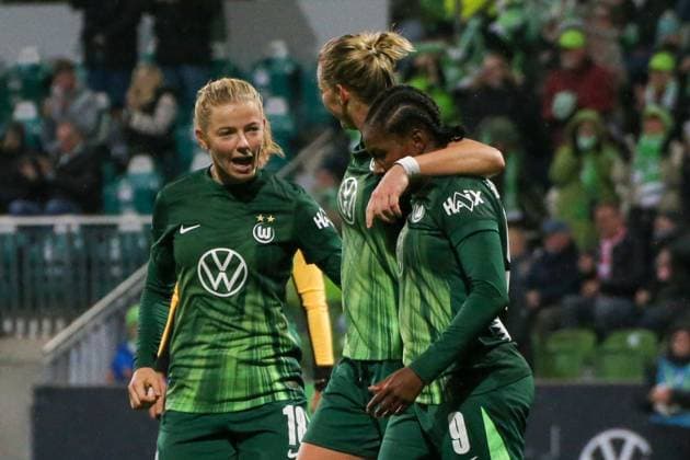 15.11.2025, xgrfx, Fussball DFB Pokal Frauen Achtelfinale , VfL Wolfsburg - SC Freiburg v.l. Tor, Lineth Beerensteyn (VfL Wolfsburg) (DFL DFB REGULATIONS PROHIBIT ANY USE OF PHOTOGRAPHS as IMAGE SEQUENCES and or QUASI-VIDEO) AOK Stadion