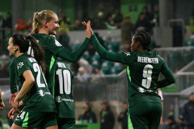 15.11.2025, xgrfx, Fussball DFB Pokal Frauen Achtelfinale , VfL Wolfsburg - SC Freiburg v.l. Tor, Lineth Beerensteyn (VfL Wolfsburg) (DFL DFB REGULATIONS PROHIBIT ANY USE OF PHOTOGRAPHS as IMAGE SEQUENCES and or QUASI-VIDEO) AOK Stadion