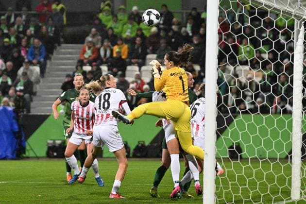 Fußball I Frauen I Saison 2025-2026 I DFB-Pokal I VfL Wolfsburg - SC Freiburg I 15.11.2025 Laura Benkarth (1, SC Freiburg) mit vollen Einsatz bei einer Wolfsburger Ecke Wolfsburg AOK Stadion Niedersachsen Deutschland Copyright: xLobeca InesxHähnelx