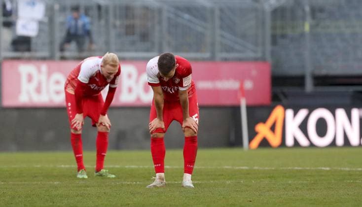 15.11.2025, xfsx, Herren, Fussball, Saison 2025 2026, Regionalliga Bayern, 18. Spieltag: FC Wuerzburger Kickers - FV Illertissen v.li.: Luke Hemmerich (FC Wuerzburger Kickers), Dominik Meisel (FC Wuerzburger Kickers) enttaeuscht schauend, Enttaeuschung, disappointed Wuerzburg AKON ARENA Bayern Deutschland