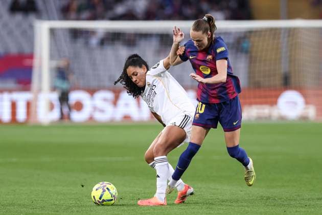 November 15, 2025, Barcelona, Barcelona, Spain: Caroline Graham Hansen of FC Barcelona, Barca and Yasmim Assis Ribeiro of Real Madrid CF in action during the Spanish Women league, Liga F, football match played between FC Barcelona and Real Madrid CF at Estadi Olimpic Lluis Companys on November 15, 2025 in Barcelona, Spain. Barcelona Spain - ZUMAa181 20251115_zaa_a181_046 Copyright: xJavierxBorregox