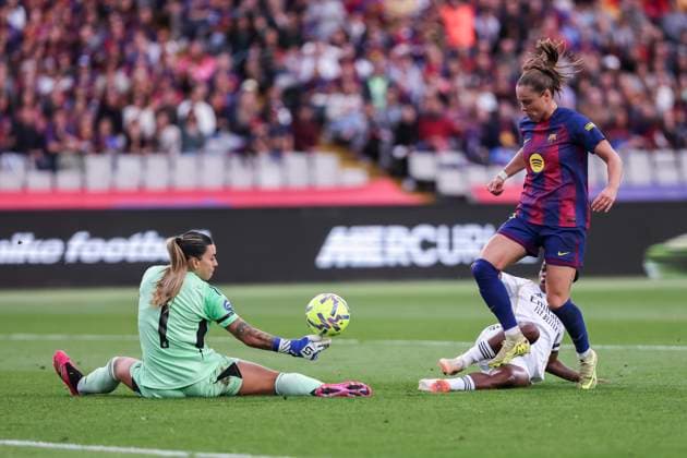 November 15, 2025, Barcelona, Barcelona, Spain: Ewa Barbara Pajor of FC Barcelona, Barca Maria Isabel Rodriguez Rivero and Linda Lizeth Caicedo Alegria of Real Madrid CF in action during the Spanish Women league, Liga F, football match played between FC Barcelona and Real Madrid CF at Estadi Olimpic Lluis Companys on November 15, 2025 in Barcelona, Spain. Barcelona Spain - ZUMAa181 20251115_zaa_a181_048 Copyright: xJavierxBorregox