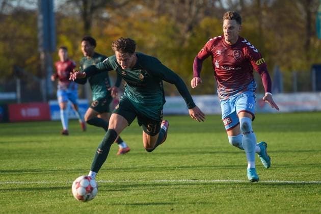Fußball I Herren I Saison 2025-2026 I Regionalliga Nord I 19. Spieltag I SC Weiche Flensburg 08 - SV Werder Bremen II 15.11.2025 von links Kevin Simon Manthey (51, Werder Bremen II), RenÃ Guder (17, SC Weiche Flensburg 08) Copyright: xLobeca JanxKirschnerx