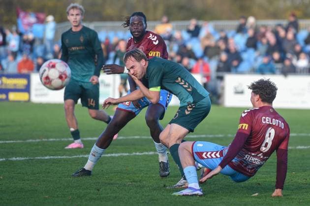 Fußball I Herren I Saison 2025-2026 I Regionalliga Nord I 19. Spieltag I SC Weiche Flensburg 08 - SV Werder Bremen II 15.11.2025 von links Kevin Ntika (21, SC Weiche Flensburg 08), Cimo Röcker (5, Werder Bremen II), Raul Celotto (8, SC Weiche Flensburg 08) Copyright: xLobeca JanxKirschnerx