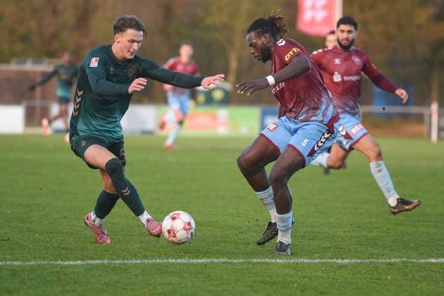 Fußball I Herren I Saison 2025-2026 I Regionalliga Nord I 19. Spieltag I SC Weiche Flensburg 08 - SV Werder Bremen II 15.11.2025 von links Kevin Simon Manthey (51, Werder Bremen II), Kevin Ntika (21, SC Weiche Flensburg 08) Copyright: xLobeca JanxKirschnerx
