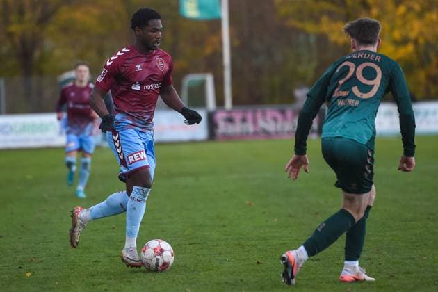 Fußball I Herren I Saison 2025-2026 I Regionalliga Nord I 19. Spieltag I SC Weiche Flensburg 08 - SV Werder Bremen II 15.11.2025 von links Ibrahim Bashiru Ali (26, SC Weiche Flensburg 08), Paul Levi Wagner (29, Werder Bremen II) Copyright: xLobeca JanxKirschnerx