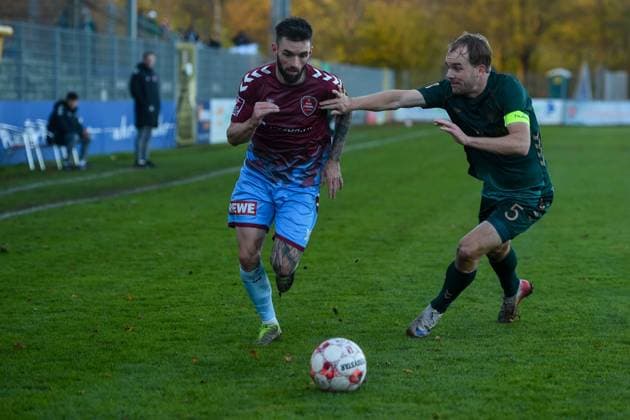 Fußball I Herren I Saison 2025-2026 I Regionalliga Nord I 19. Spieltag I SC Weiche Flensburg 08 - SV Werder Bremen II 15.11.2025 von links Marcel Cornils (10, SC Weiche Flensburg 08), Cimo Röcker (5, Werder Bremen II) Copyright: xLobeca JanxKirschnerx