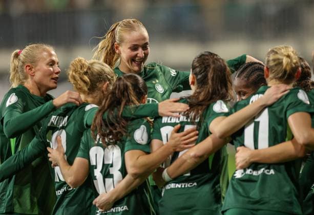 DEU, Wolfsburg, VfL Wolfsburg vs SC Freiburg, DFB-Pokal, DFB, Saison 2526, AOK-Stadion, Achtelfinale im Bild: Svenja Huth (VfL Wolfsburg 10) erzielt das Tor zum 2:0, Freude bei Camilla Küver (VfL Wolfsburg 16) DFB DFL REGULATIONS PROHIBIT ANY USE OF PHOTOGRAPHS AS IMAGE SEQUENCES AND OR QUASI-VIDEO, 15.11.2025 Copyright: HMBxMedia HendrikxHamelau