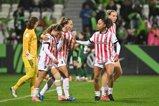 Fußball I Frauen I Saison 2025-2026 I DFB-Pokal I VfL Wolfsburg - SC Freiburg I 15.11.2025 Nia Szenk (19, SC Freiburg) (2.v.l.) ärgert sich über das 2. Gegentor, Lisa Karl (2, SC Freiburg) legt den Arm um sie Wolfsburg AOK Stadion Niedersachsen Deutschland Copyright: xLobeca InesxHähnelx