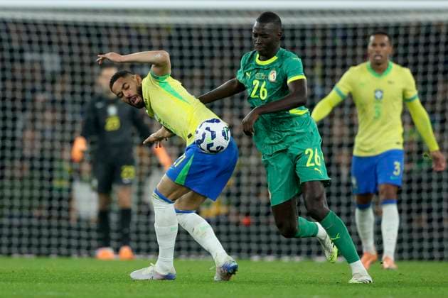 Brazil v Senegal - International Friendly, Länderspiel, Nationalmannschaft Matheus Cunha of Brazil and Pape Gueye of Senegal challenge during the international friendly match between Brazil and Senegal at Emirates Stadium on November 15, 2025 in London, England. London Emirates Stadium England United Kingdom Copyright: xNealxSimpson Sportsphoto APLx 14141654