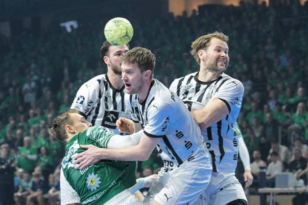 15.11.2025, xlakx, Handball Daikin HBL, Fuechse Berlin - THW Kiel v.l. Mathias Gidsel (Fuechse Berlin), Magnus Landin Jacobsen (THW Kiel),Petter Overby (THW Kiel) Zweikampf, Duell, Kampf, tackle Berlin