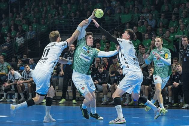 15.11.2025, xlakx, Handball Daikin HBL, Fuechse Berlin - THW Kiel v.l. Petter Overby (THW Kiel), Lasse Andersson (Fuechse Berlin), Domagoj Duvnjak (THW Kiel) Zweikampf, Duell, Kampf, tackle Berlin