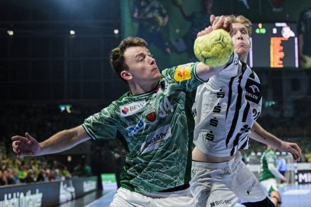15.11.2025, xlakx, Handball Daikin HBL, Fuechse Berlin - THW Kiel v.l. Hakun West Av Teigum (Fuechse Berlin), Eric Johansson (THW Kiel) Zweikampf, Duell, Kampf, tackle Berlin