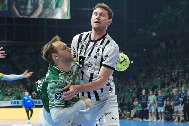 15.11.2025, xlakx, Handball Daikin HBL, Fuechse Berlin - THW Kiel v.l. Mathias Gidsel (Fuechse Berlin), Magnus Landin Jacobsen (THW Kiel) Zweikampf, Duell, Kampf, tackle Berlin