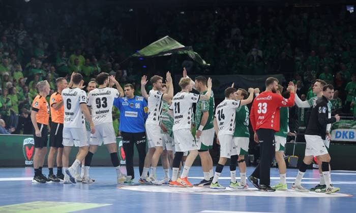 Begrüßung der Mannschaften vor Spielbeginn Handball HBL Bundesliga Herren 12. Spieltag Saison 2025 2026 15.11.2025 Füchse Berlin vs THW Kiel