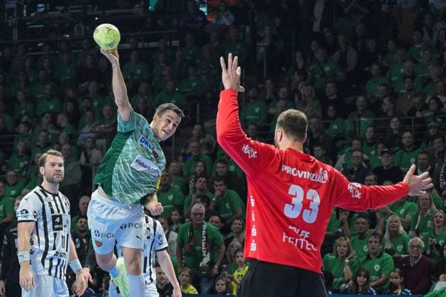 15.11.2025, xlakx, Handball Daikin HBL, Fuechse Berlin - THW Kiel v.l. Tim Freihoefer (Fuechse Berlin), Andreas Wolf (THW Kiel) wirft Tor, Torschuetze, erzielt Tor, Treffer, scores the goal Berlin