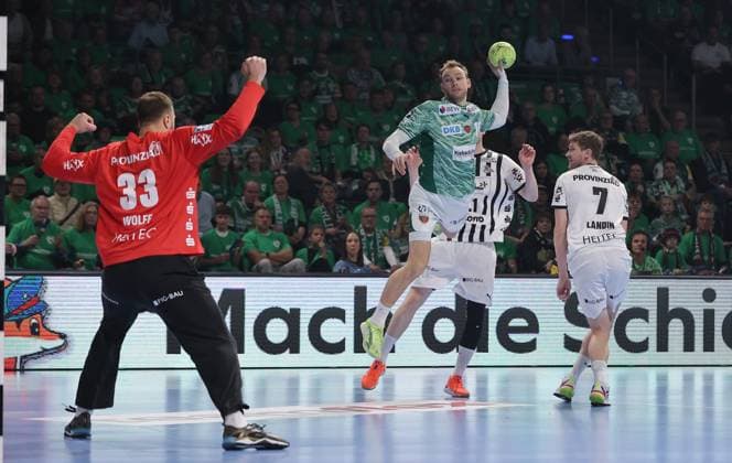 Torwart Andreas Wolff, Mathias Gidsel am Ball Zweikampf Spielszene Aktion Handball HBL Bundesliga Herren 12. Spieltag Saison 2025 2026 15.11.2025 Füchse Berlin vs THW Kiel