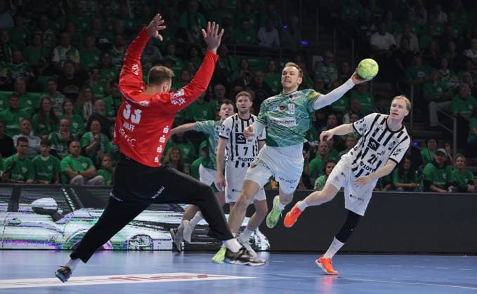 Torwart Andreas Wolff, Mathias Gidsel erzielt ein Tor, Eric Johansson Zweikampf Spielszene Aktion Handball HBL Bundesliga Herren 12. Spieltag Saison 2025 2026 15.11.2025 Füchse Berlin vs THW Kiel