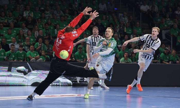 Torwart Andreas Wolff, Mathias Gidsel erzielt ein Tor, Eric Johansson Zweikampf Spielszene Aktion Handball HBL Bundesliga Herren 12. Spieltag Saison 2025 2026 15.11.2025 Füchse Berlin vs THW Kiel