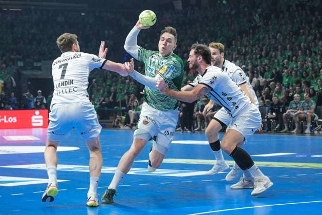 15.11.2025, xlakx, Handball Daikin HBL, Fuechse Berlin - THW Kiel v.l. Magnus Landin Jacobsen (THW Kiel), Lasse Andersson (Fuechse Berlin), Veron Nacinovic (THW Kiel) Zweikampf, Duell, Kampf, tackle Berlin