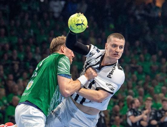 Handball, Herren, Saison 2025 2026, DAIKIN Handball-Bundesliga (12. Spieltag), Füchse Berlin - THW Kiel, v.l. Max Darj (Füchse Berlin), Elias Ellefsen a Skipagötu (Kiel), 15.11.2025, Copyright: xSebastianxRäppold MatthiasxKochx
