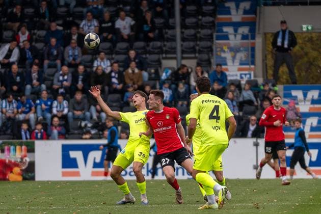Zweikampf zwischen Mario Borac (SV Stuttgarter Kickers, 36) und Loris Maier (SG Sonnenhof Großaspach, 27), mit im Bild Per Lockl (SV Stuttgarter Kickers, 21) und Milan Petrovic (SV Stuttgarter Kickers, 04), SG Sonnenhof Großaspach vs. SV Stuttgarter Kickers, Fussball, Regionalliga Südwest, 17. Spieltag, Saison 2025 2026, 15.11.2025 SG Sonnenhof Großaspach vs. SV Stuttgarter Kickers, Fussball, Regionalliga Südwest, 17. Spieltag, Saison 2025 2026, 15.11.2025 Aspach Copyright: xEibner-Pressefoto PhilipxZieglerx EP_PZR