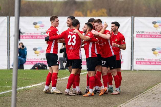 Torschütze Loris Maier (SG Sonnenhof Großaspach, 27) jubelt mit Marius Kunde (SG Sonnenhof Großaspach, 16),Michael Kleinschrodt (SG Sonnenhof Großaspach, 11), Volkan Celiktas (SG Sonnenhof Großaspach, 05), Luca Damiano Molinari (SG Sonnenhof Großaspach, 27) und Mert Tasdelen (SG Sonnenhof Großaspach, 10) nach seinem 2:1 Treffer, SG Sonnenhof Großaspach vs. SV Stuttgarter Kickers, Fussball, Regionalliga Südwest, 17. Spieltag, Saison 2025 2026, 15.11.2025 SG Sonnenhof Großaspach vs. SV Stuttgarter Kickers, Fussball, Regionalliga Südwest, 17. Spieltag, Saison 2025 2026, 15.11.2025 Aspach Copyright: xEibner-Pressefoto PhilipxZieglerx EP_PZR